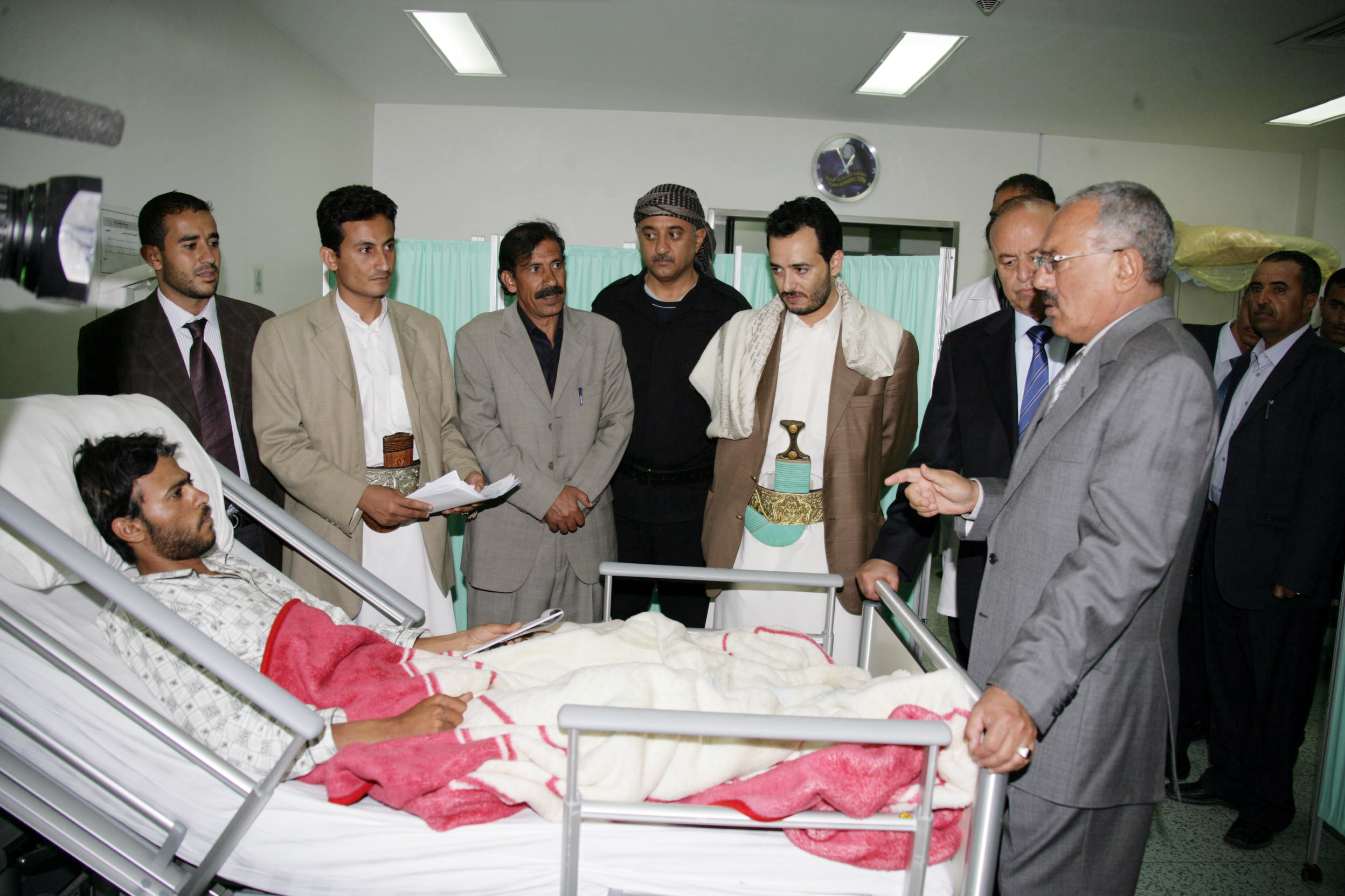 فخامة الرئيس يزور الشاعر الرميشي بالمستشفى