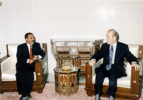 دمشق: يلتقي الرئيس السوري حافظ الاسد 13-07-1995
