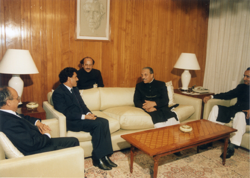اسلام اباد: يلتقي الرئيس الباكستاني محمد ضياء الحق 22-12-1987
