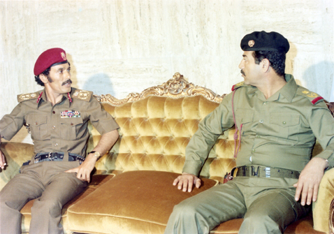 بغداد: يلتقي رئيس جمهورية العراق صدام حسين 25-02-1982