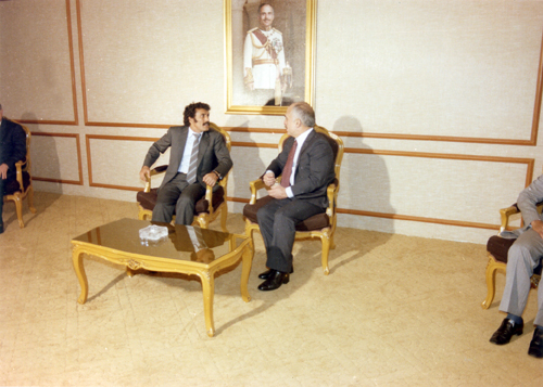 عمان: يلتقي العاهل الاردني الحسين بن طلال 24-02-1982
