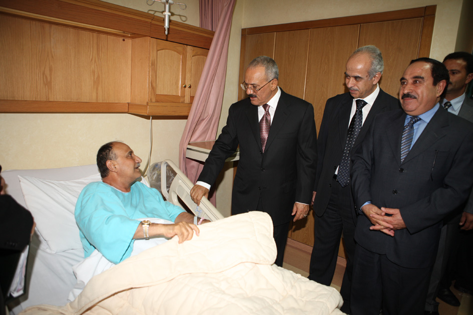 فخامة الرئيس يطمأن على صحة وزير الدفاع بمستشفى الأردن