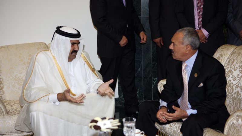 سرت: يلتقي أمير دولة قطر، الشيخ حمد بن خليفة آل ثاني، على هامش اعمال القمة العربية الافريقية الثانية، 10-10-2010