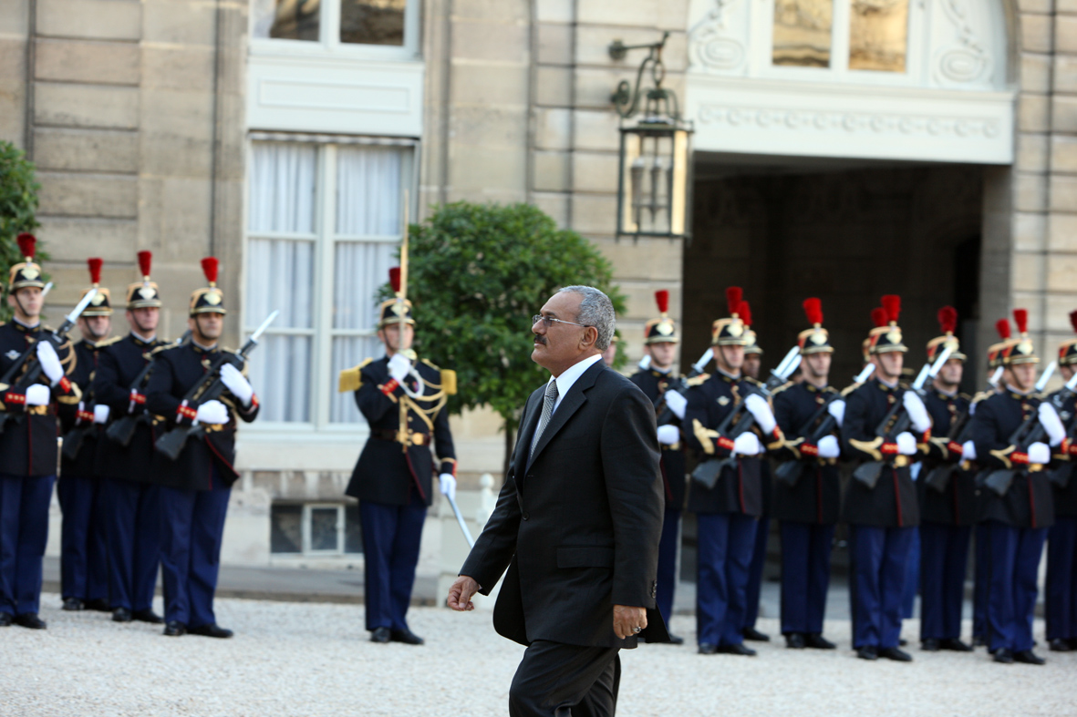 باريس: استقبال رسمي لفخامة الرئيس في قصر الاليزيه، 12-10-2010