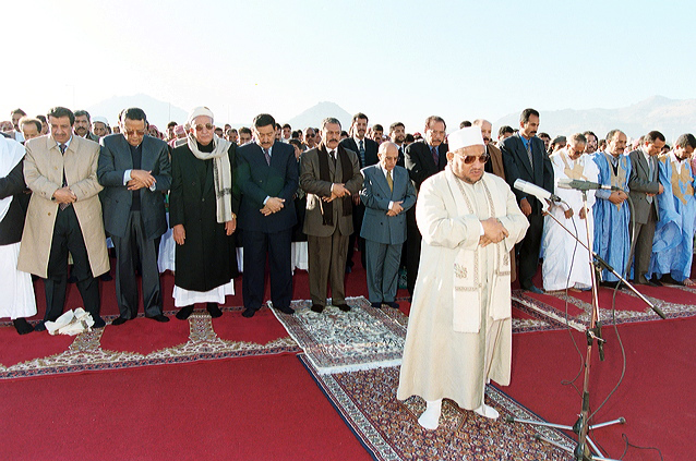 فخامة الرئيس يؤدى صلاة العيد بالجبانة بالعاصمة صنعاء