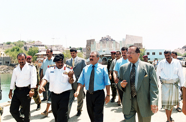 فخامة الرئيس يزور القاعدة البحرية فى عدن