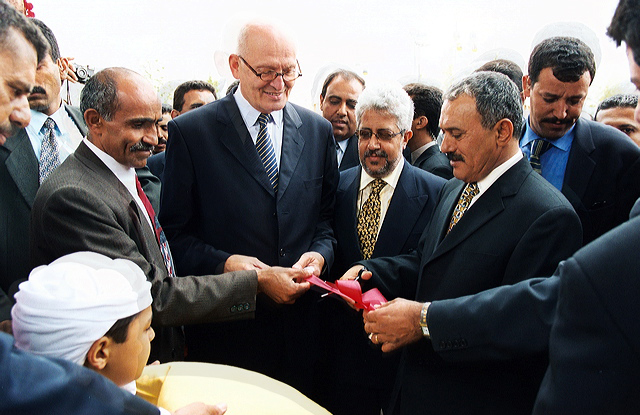 فخامة الرئيس يفتتح جناح اليمن في معرض اكسبو 2000
