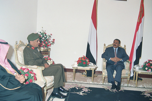 فخامة الرئيس يلتقى رئيس الجانب السعودي في اللجنة العسكرية اليمنية السعودية المشتركة