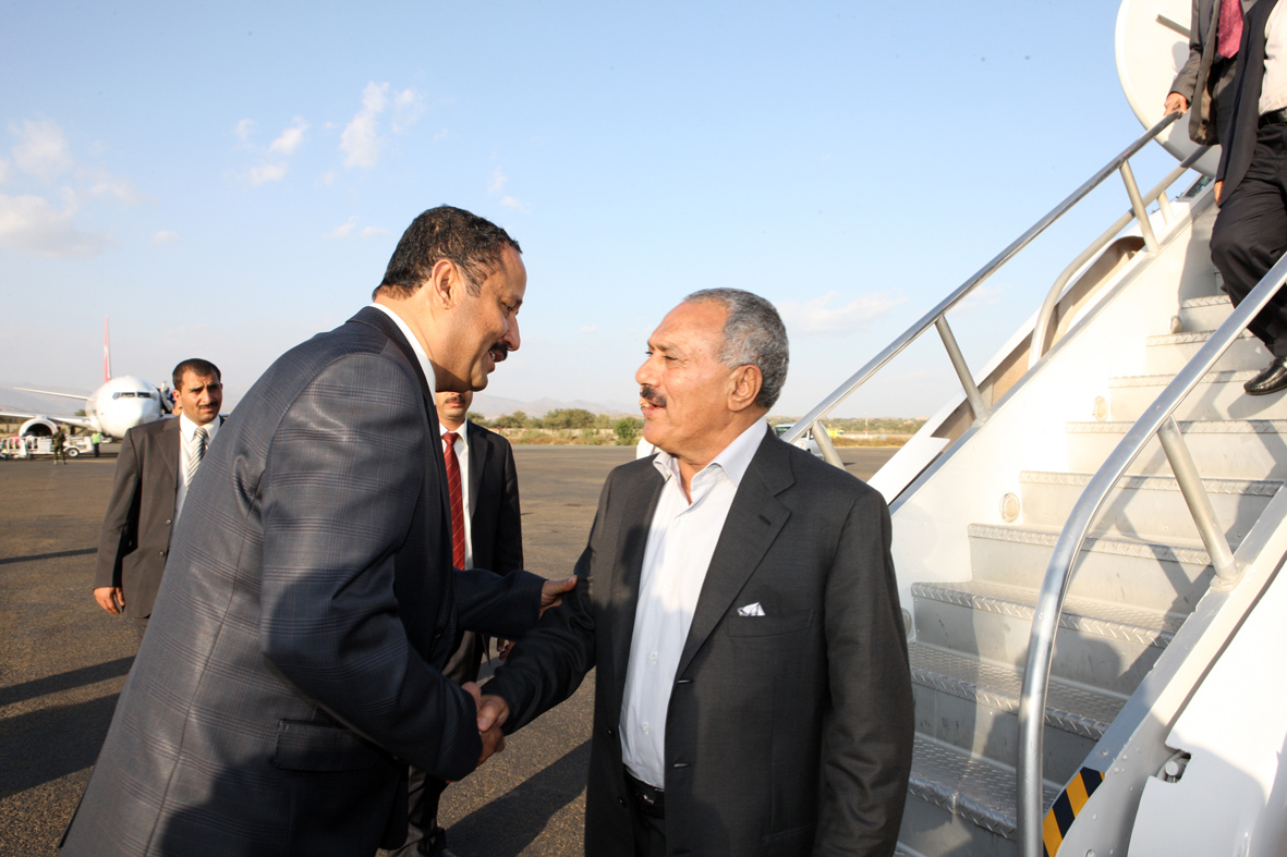 فخامة الرئيس يعود إلى تعز بعد زيارة قصيرة إلى جيبوتي