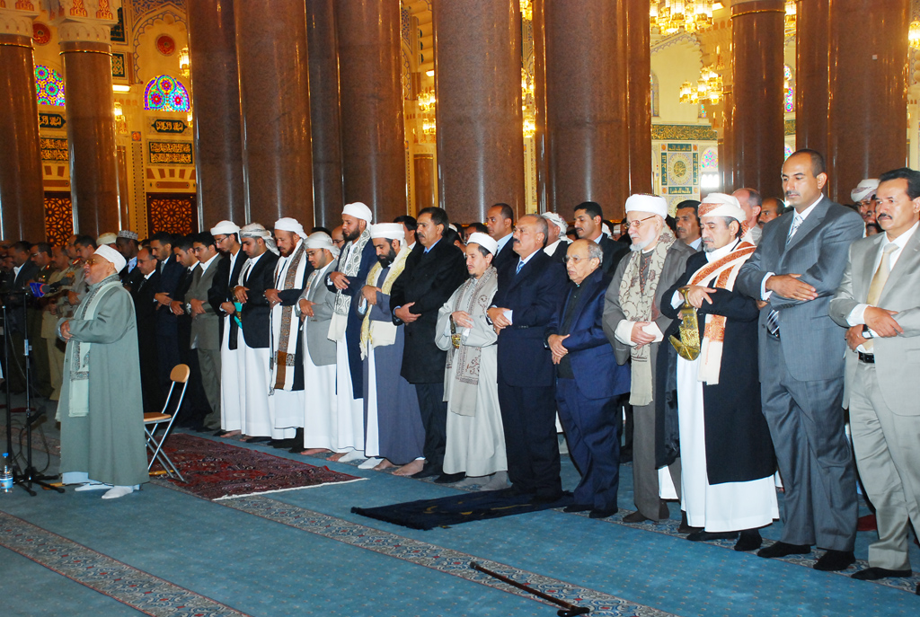 فخامة الرئيس يؤدي صلاة العيد مع جموع المصلين بجامع الصالح