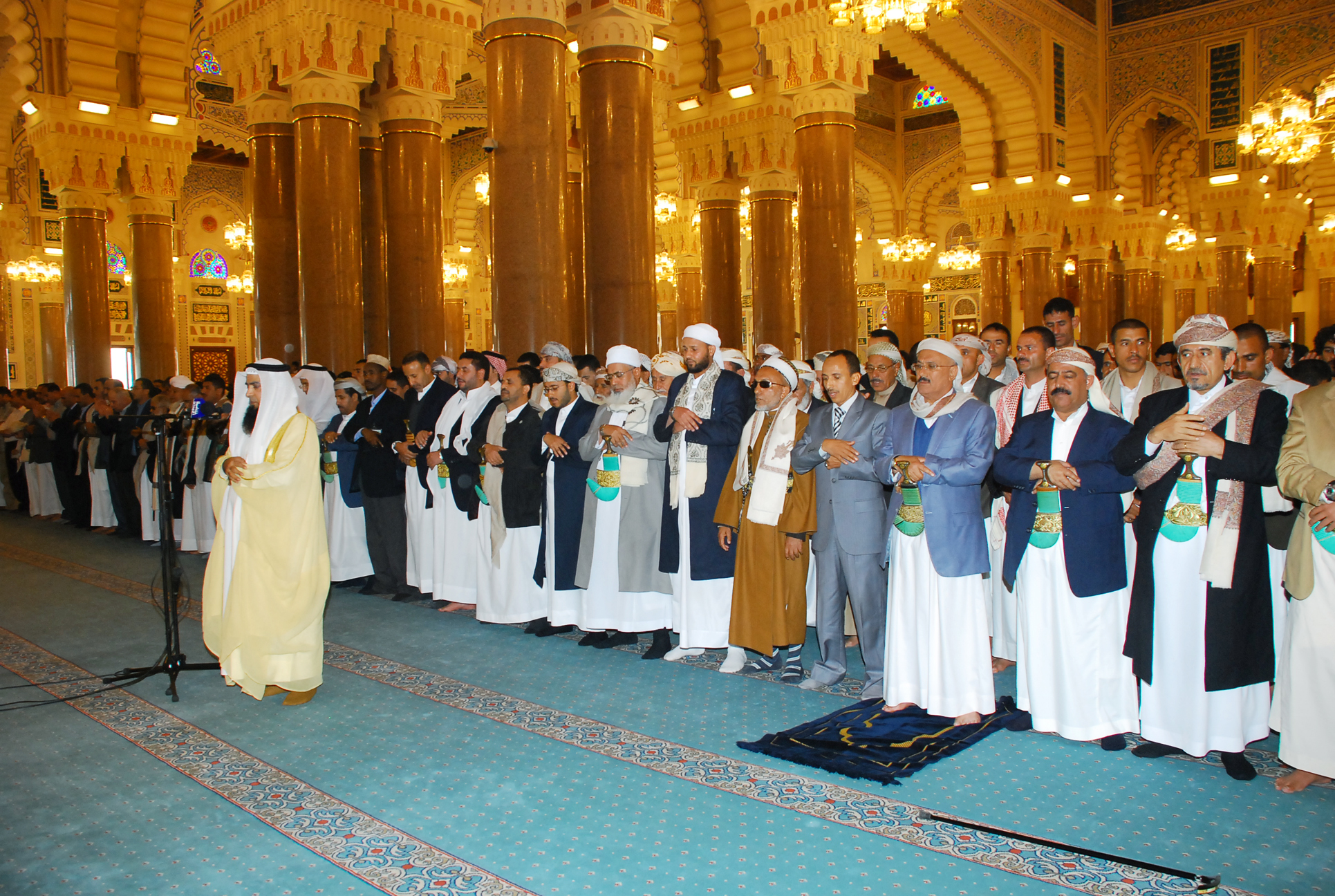فخامة الرئيس يؤدي صلاة الجمعة مع جموع المصلين بجامع الصالح