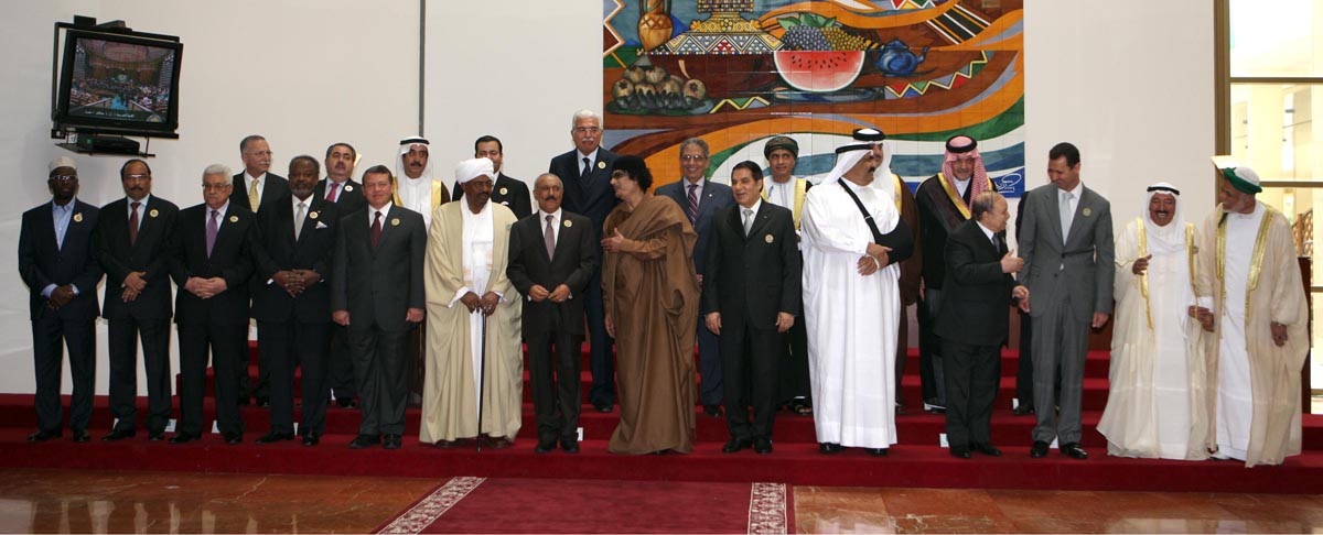 سرت: صورة جماعية اثناء مشاركة فخامة الرئيس في القمة العربية الـ22، 27-03-2010