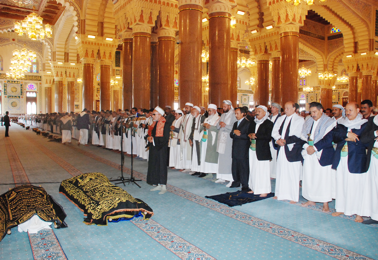 فخامة الرئيس يتقدم مشيعي جثماني اللواء المضرحي وامجد محمد ضيف الله