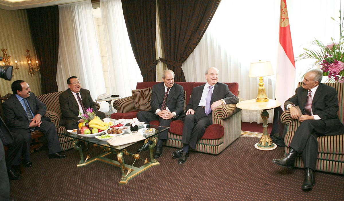 عمان: يلتقي رئيس مجلس الأعيان الأردني طاهر المصري، 10-05-2010