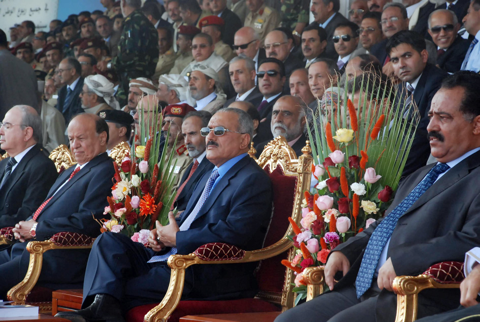 فخامة الرئيس يشهد المهرجان الجماهيري الكرنفالي احتفاء بالعيد الوطني الـ20 للجمهورية اليمنية
