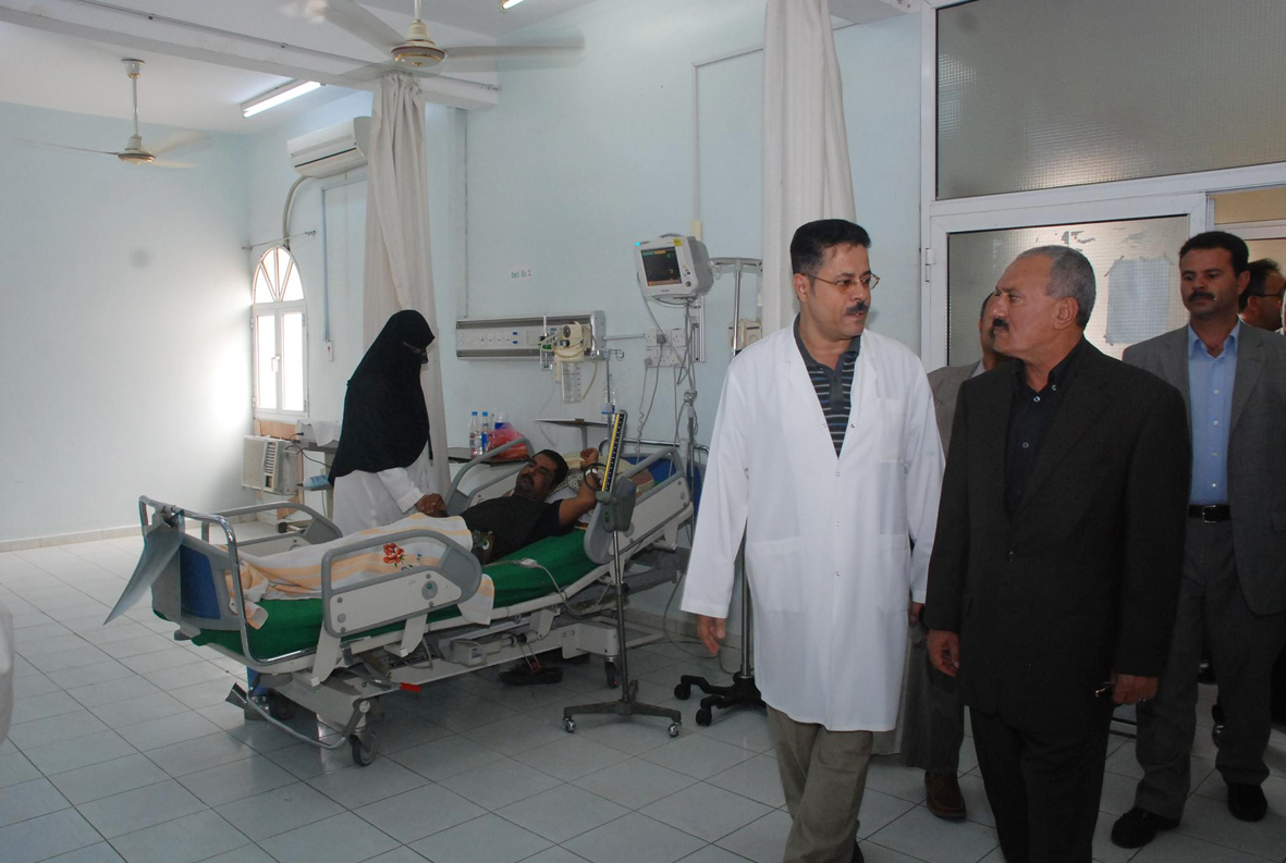 فخامة الرئيس يزور مستشفى بن سيناء التعليمي في المكلا