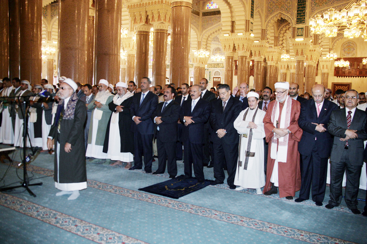 فخامة الرئيس يؤدي صلاة العيد مع جموع المصلين في جامع الصالح