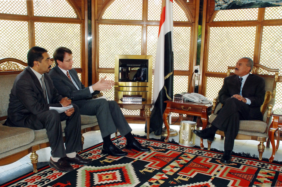 فخامة الرئيس يستقبل السفير البريطاني للتوديع بمناسبة انتهاء فترة عمله لدى اليمن