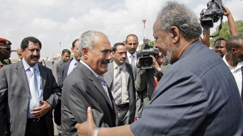 جيبوتي: يصافح فخامة الرئيس اسماعيل عمر جيلة في مستهل زيارته، 11-11-2010