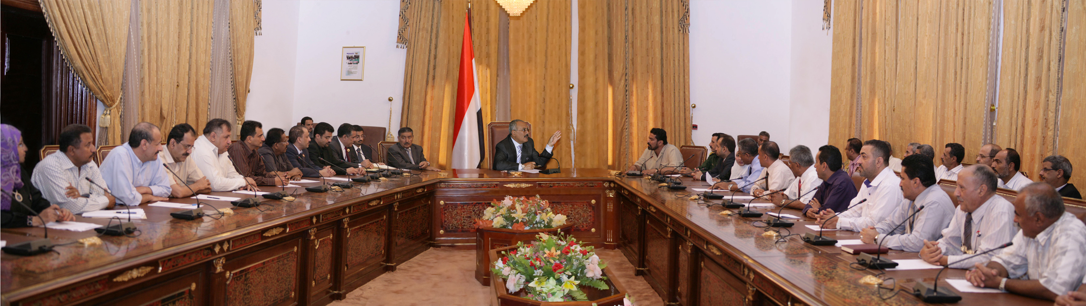 فخامة الرئيس يلتقي رئيس وأعضاء السلطة المحلية والمكاتب التنفيذية بمحافظة عدن