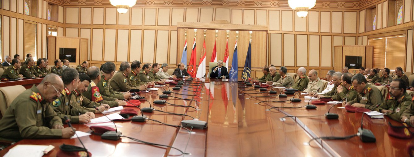 فخامة الرئيس يلتقي قادة القوات المسلحة