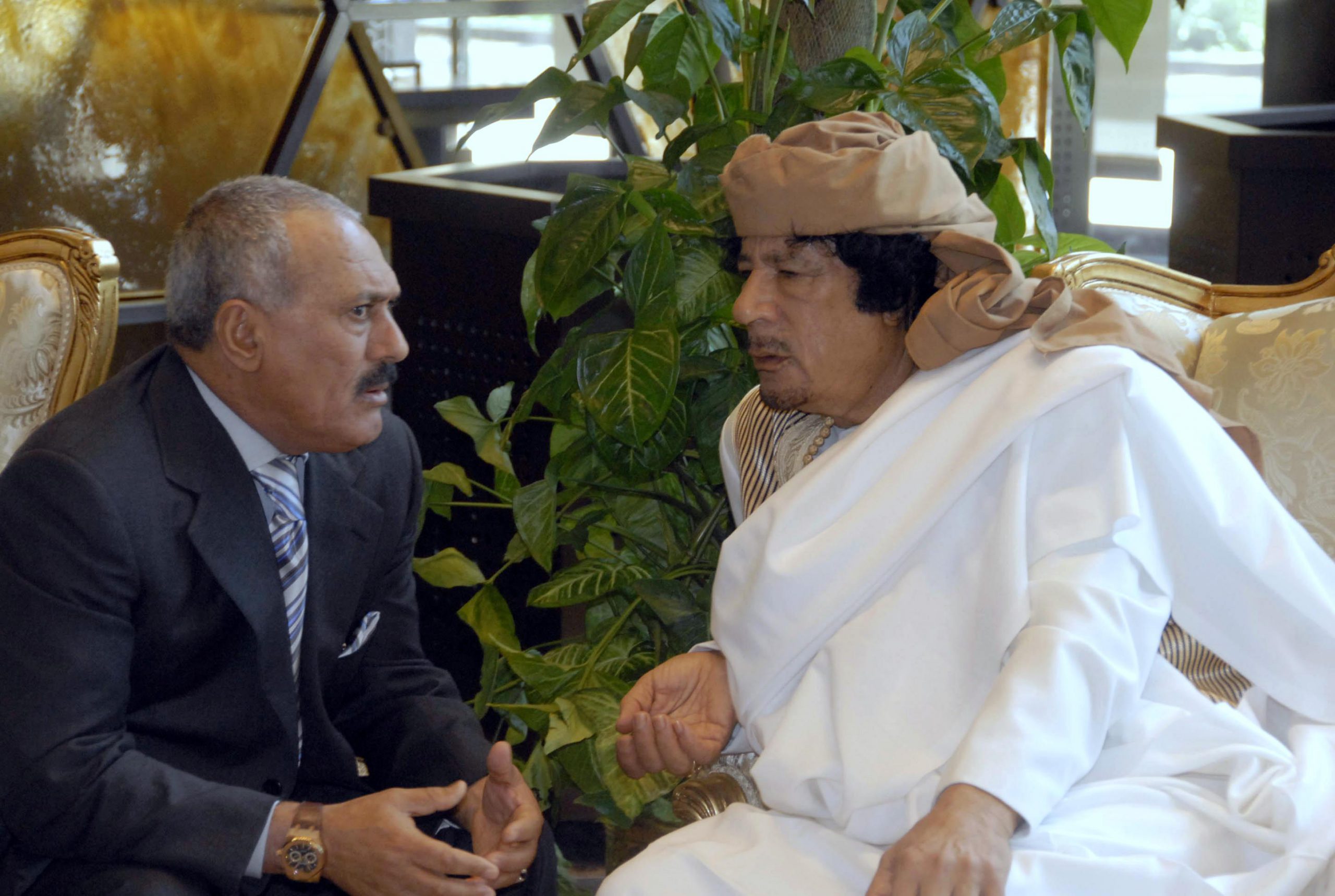 طرابلس: يلتقي الزعيم الليبي العقيد معمر القذافي، على هامش اعمال القمة الخماسية، 28-06-2010