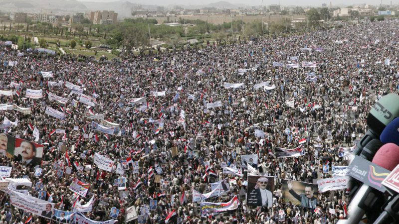 طوفان بشري في صنعاء وملايين اليمنيين يشاركون في جمعة الإخاء ومسيرة مؤيدة للشرعية الدستورية في عموم المحافظات