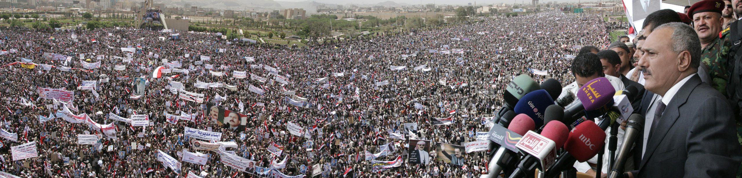 طوفان بشري في صنعاء وملايين اليمنيين يشاركون في جمعة الإخاء ومسيرة مؤيدة للشرعية الدستورية في عموم المحافظات