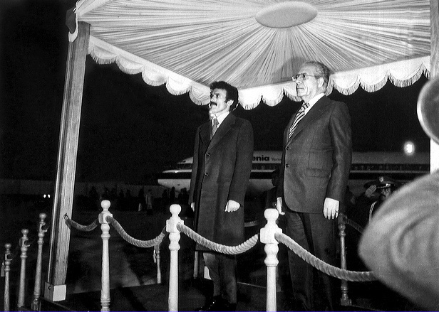 تونس: يصل تونس للمشاركة في مؤتمر القمة العربي العاشر، كان في مقدمة مستقبليه الهادي نويرة، رئيس وزراء تونس، 19-11-1979